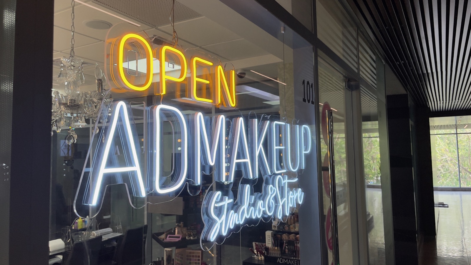 AD Makeup: Neón «Open» en vitrina