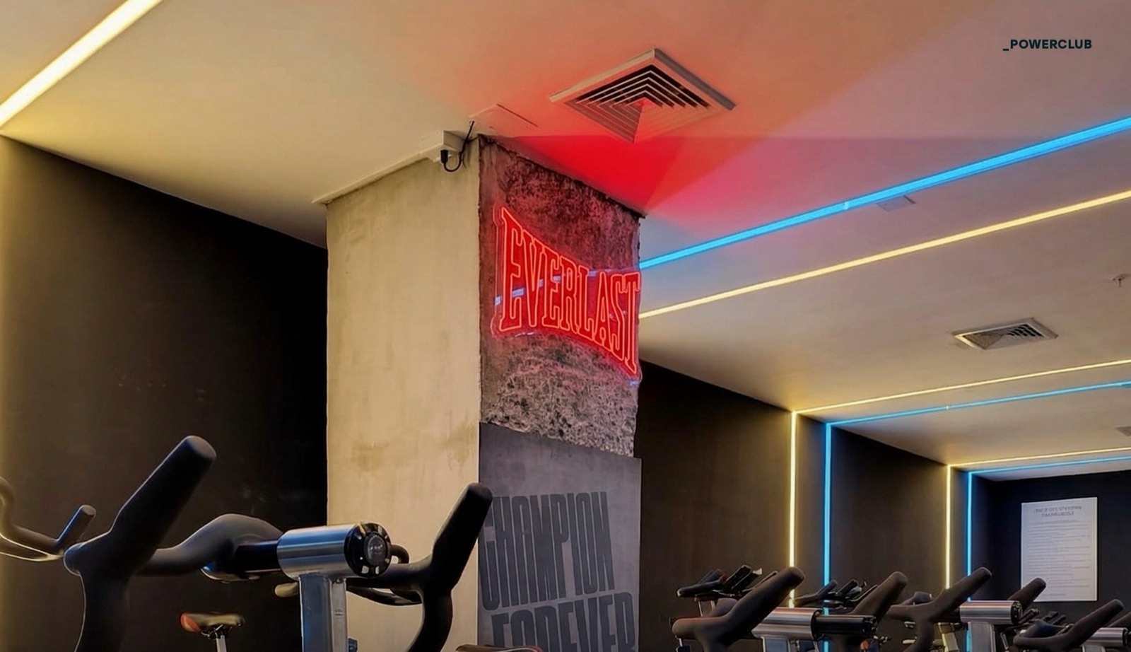 Neón para Powerclub: Espacio neonizado