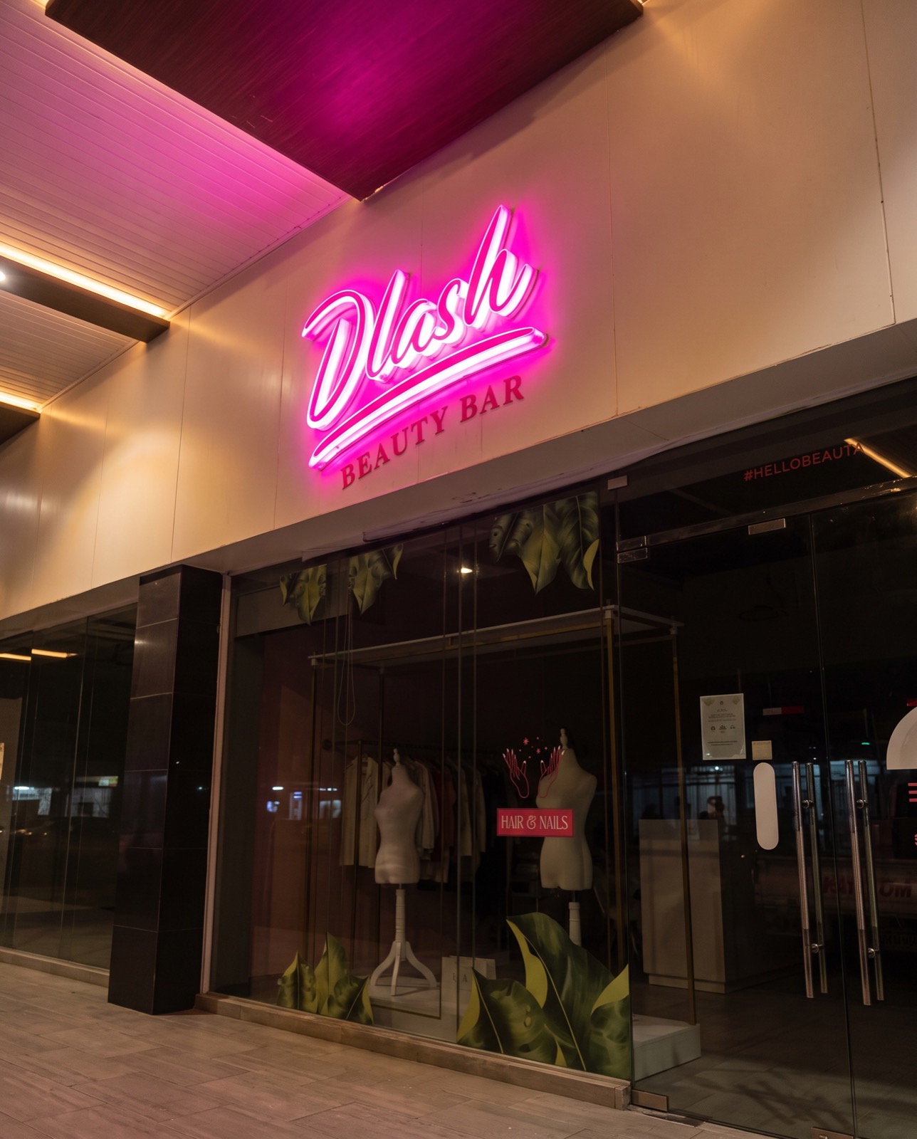 Letrero corpóreo de Dlash Beauty Bar: letras iluminadas