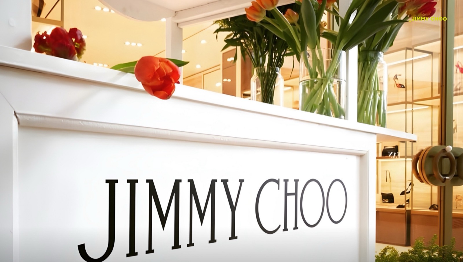 Exhibidor blanco con el logo de Jimmy Choo