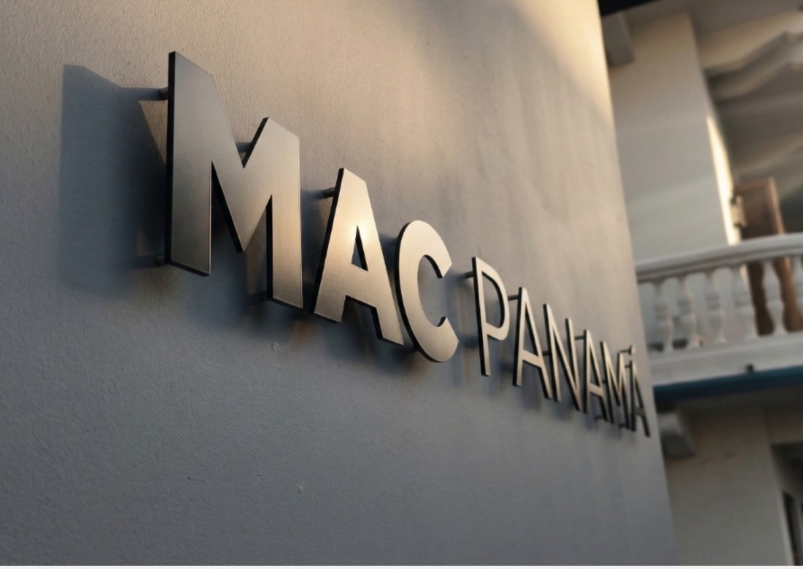 Letras corpóreas de MAC Panamá