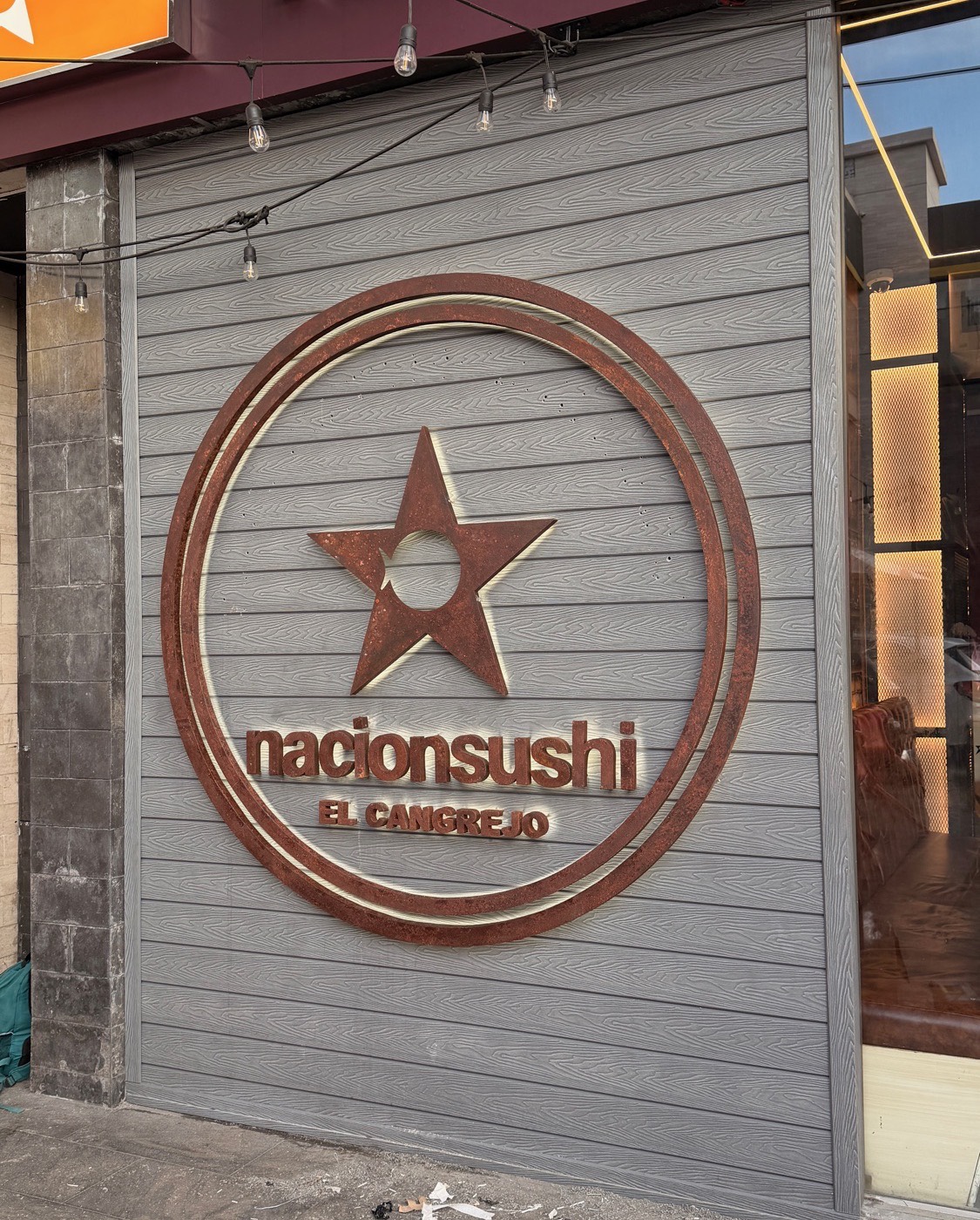 Nación Sushi: Logo cortado en madera