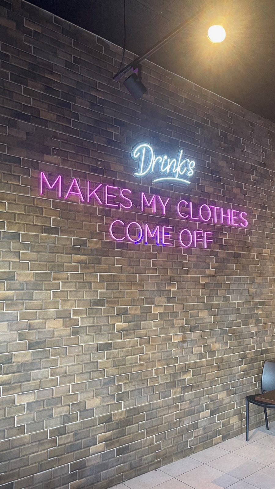 Bar: Frase en neón LED sobre ladrillo