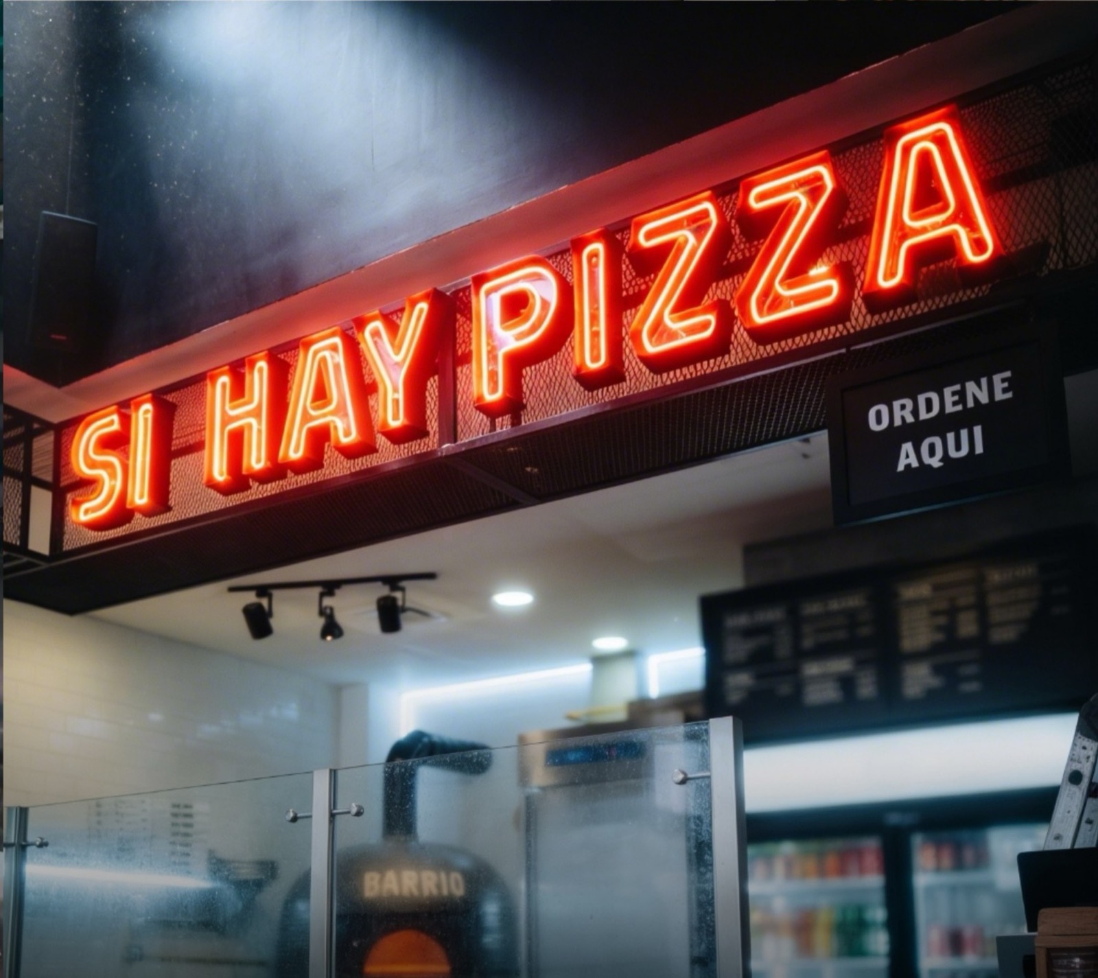 Neón para Si Hay Pizza: Neón rojo sobre la barra